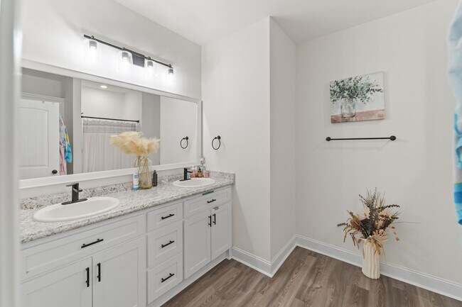 Building Photo - Comfort & Style Meet in This Beautiful 4 Bedroom Midway Home