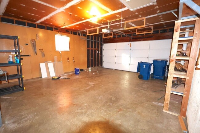 Building Photo - Charming 3-Bed, 2-Bath Home with 2 Car Garage & Covered Patio