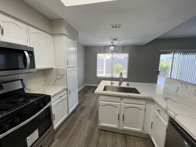 Building Photo - Newly Remodeled - Henderson