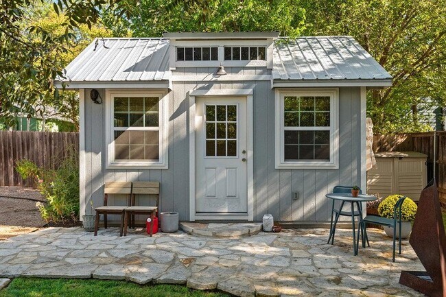 Building Photo - 4905 Duval St