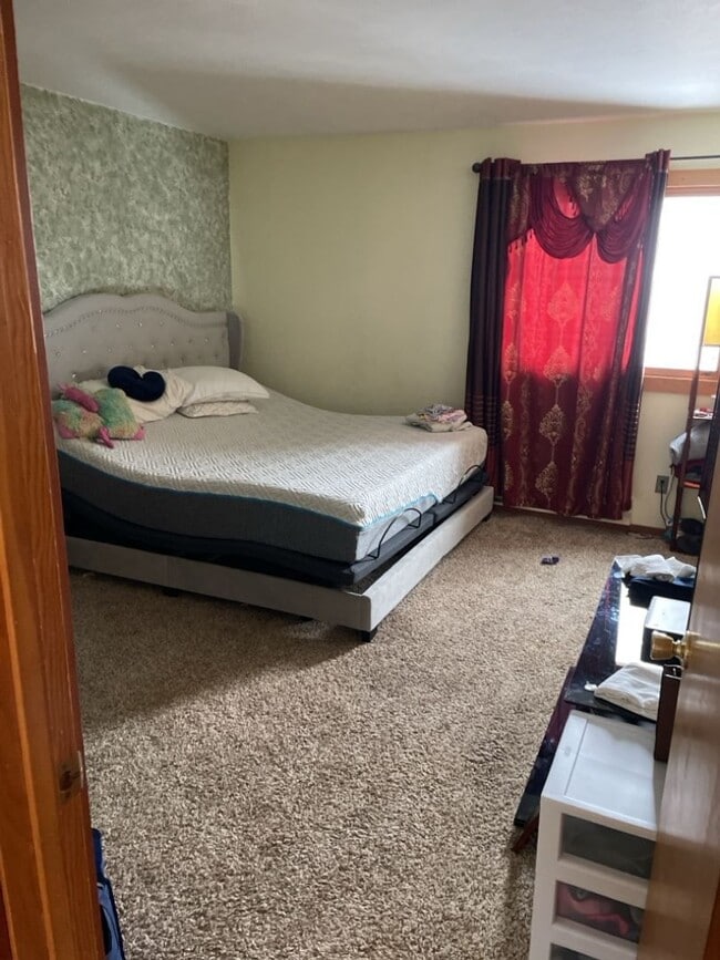 Building Photo - Woodworks Townhomes--Large 2 Bedroom/2Bath Unit on the Bus Route