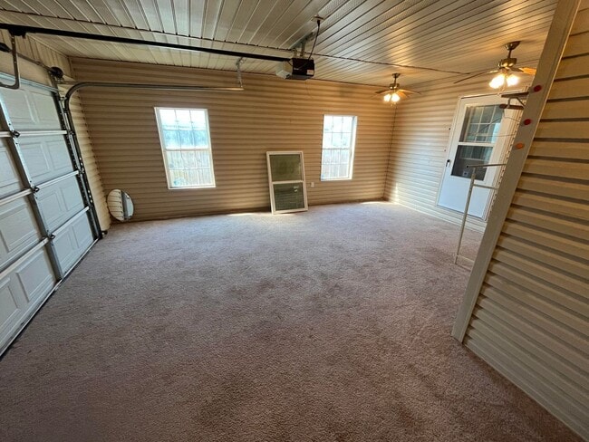 Building Photo - 2/2.5 Brick Home in the Heart of Batesville