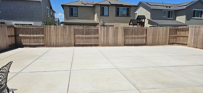 Building Photo - Solar Lennar 4 Bedroom Home on a Large Lot