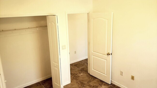 Building Photo - 3 bed 2 bath home