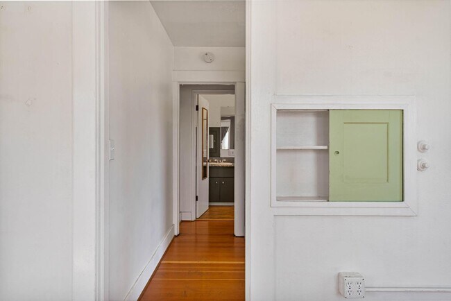 Building Photo - Charming close-in Foster-Powell studio in four-plex—Updated kitchen & bath, shared laundry, share...