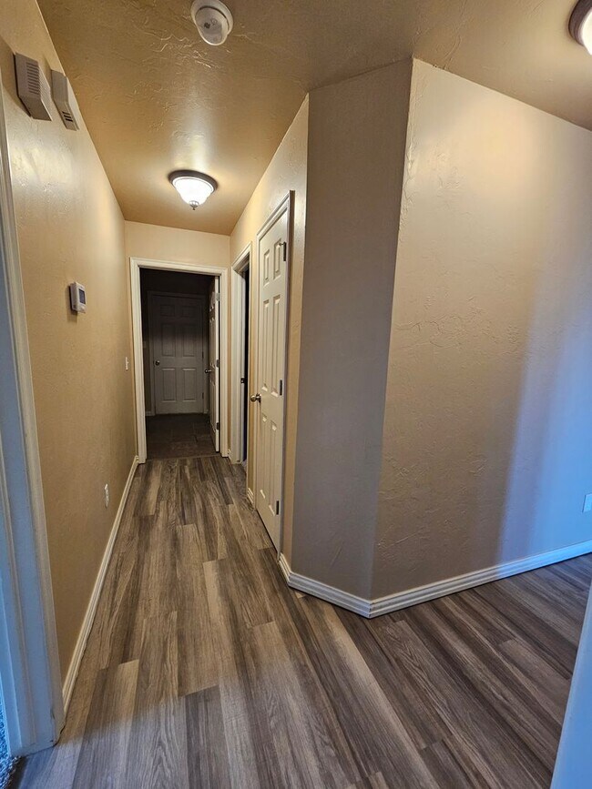 Building Photo - (3) Bed/(2) Bath in Tecumseh Ridge Avail Now!