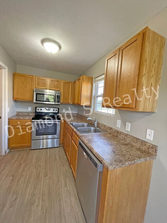 Building Photo - Updated 3 Bedroom Home in Reed/Hillcrest School Districts!