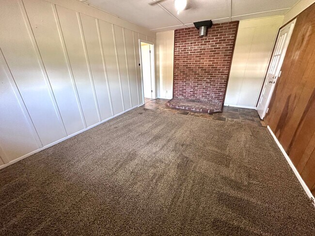 Building Photo - 3 Bedrooms, 2 Bathrooms - House in Armuchee!