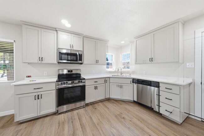 Building Photo - Large Brand New Remodeled 1 Bedroom unit with Washer Dryer Hookups - MUST SEE!!!