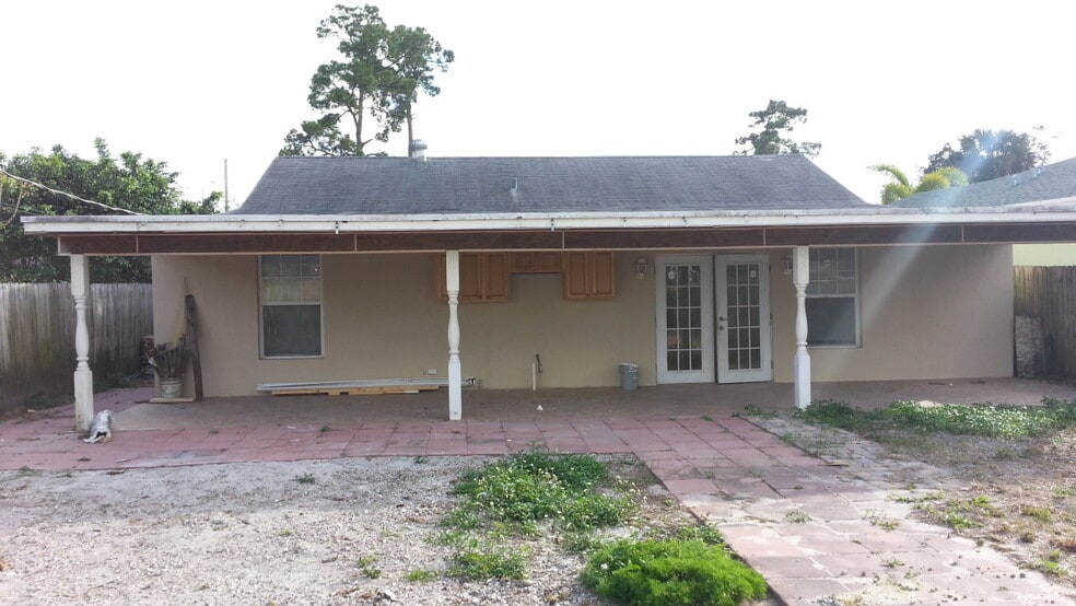 Building Photo - 5653 Coconut Rd