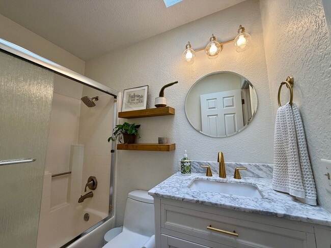 Building Photo - Gorgeous Two Bedroom Home in San Luis Rey