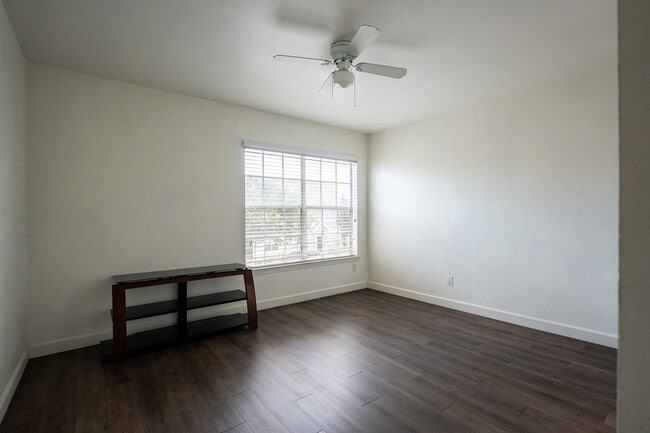 Building Photo - 8973 Lee Vista Blvd