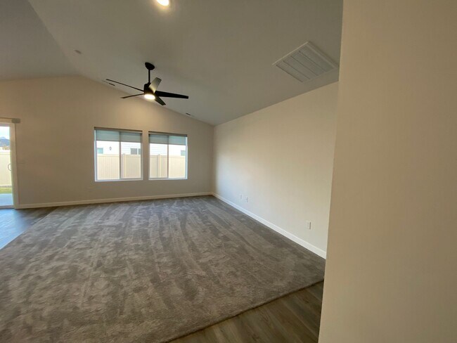 Building Photo - 4 Bedroom 2 Bath Single Level in Meridian Eagle & Ustick available 06/22/26