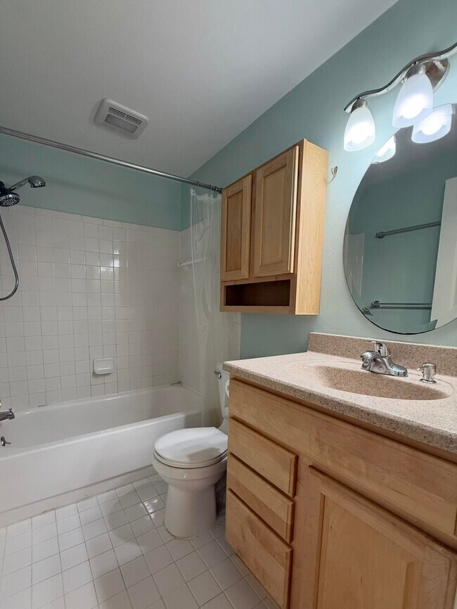 Building Photo - 519 Longshore Dr