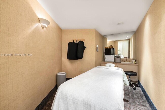 Building Photo - 300 South Pointe Dr