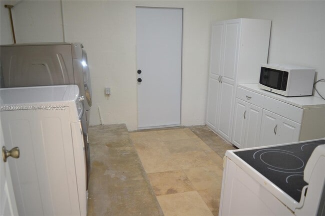 Building Photo - 6310 SW 92nd Ave