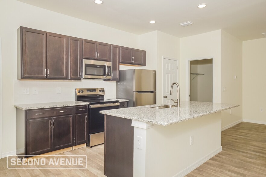 Building Photo - 1004 S Lassonde St