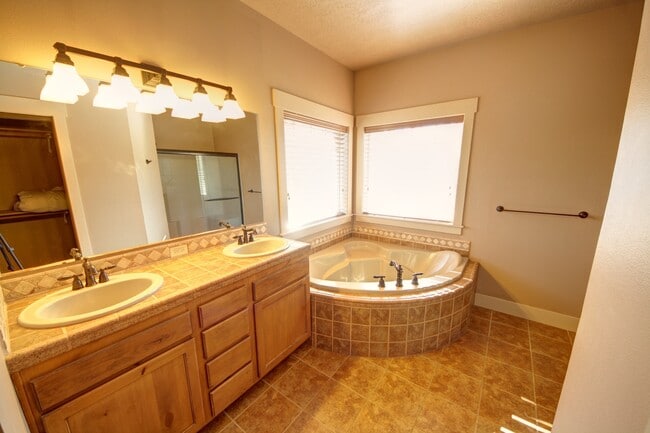Building Photo - MOVE IN SPECIAL: FREE FIRST MONTH'S RENT!!...
