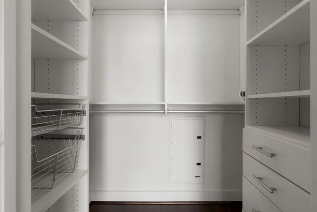 Building Photo - 300 Bowie St