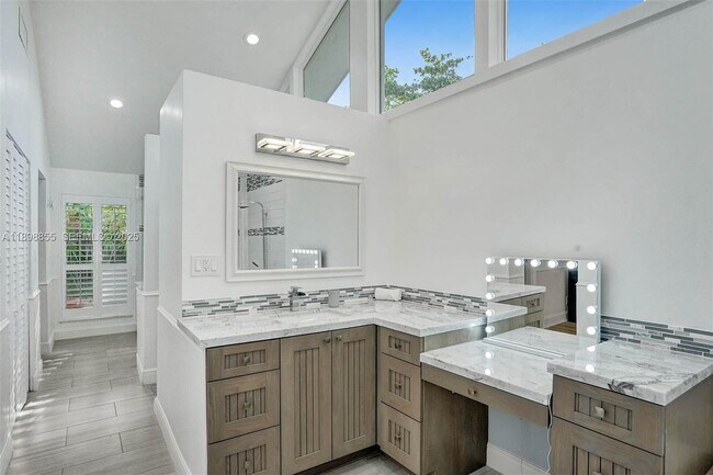 Building Photo - 2120 SW 28th Way