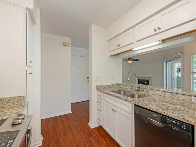 Building Photo - Updated 3 BR unit in the heart of South Park