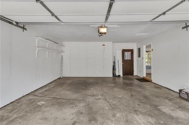 Building Photo - 3040 Clearbrook Dr