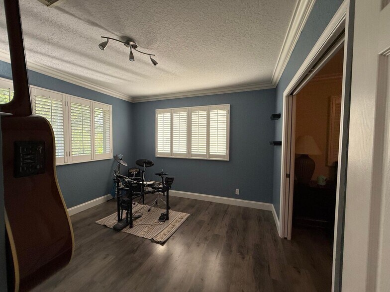 Building Photo - 2136 Oakmont Dr