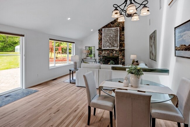 Building Photo - Luxurious 4-Bedroom Family Home Minutes Aw...