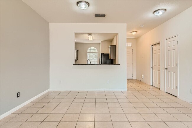 Building Photo - HUGE 5 BEDROOM HOME FOR RENT IN LUCKEY RAN...