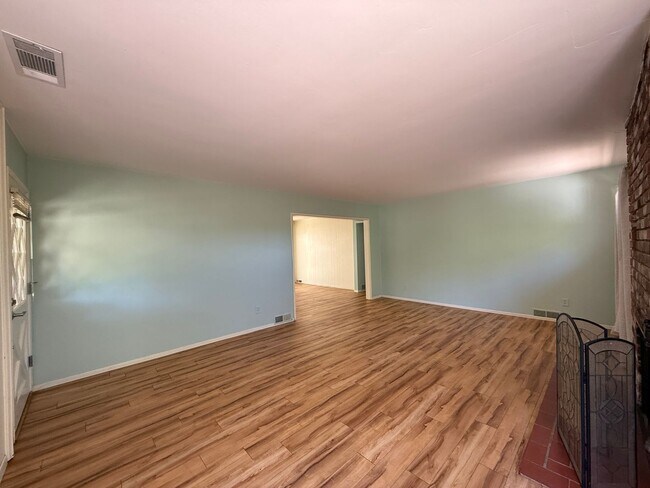 Building Photo - Large Ranch-Style Home in Vista