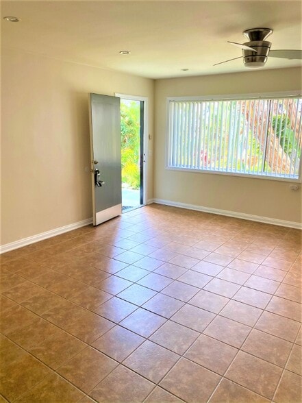 Building Photo - 250 Cliff Dr