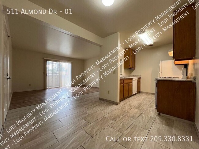 Building Photo - 511 Almond Dr