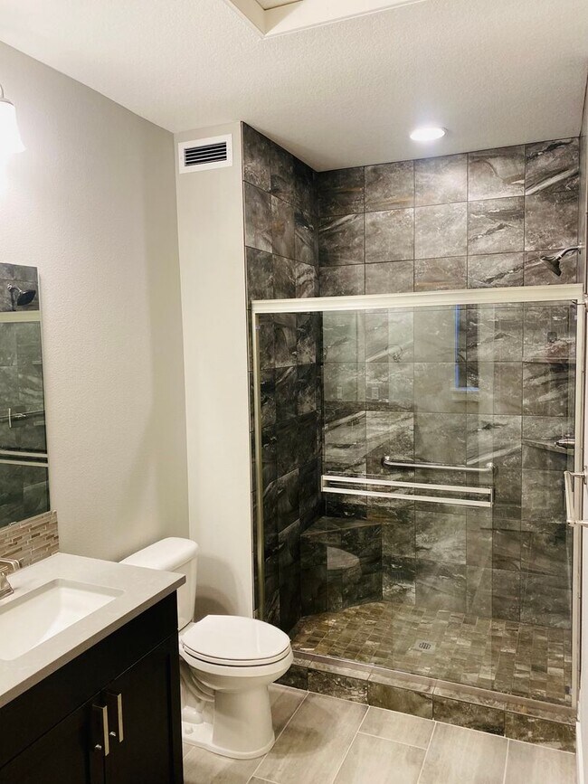 Building Photo - Gorgeous Newer Home!