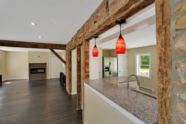 Building Photo - 619 S Main St