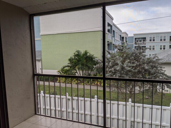 Building Photo - 1564 University Ln