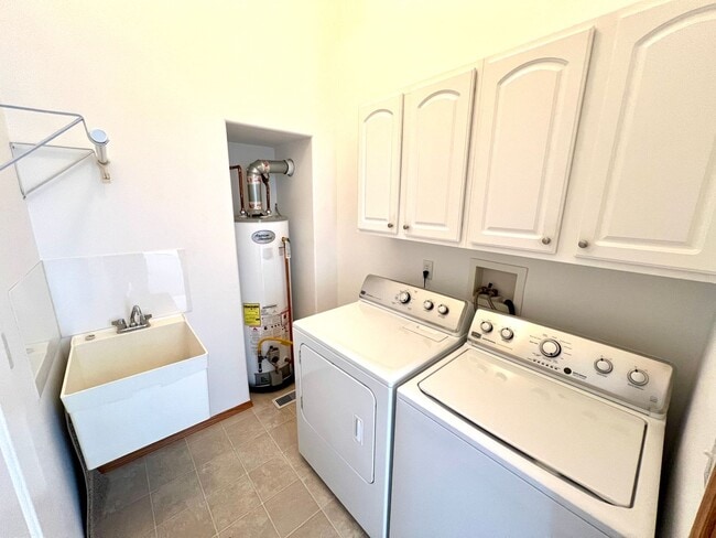 Building Photo - Dog Friendly 3 bed 2 bath Home