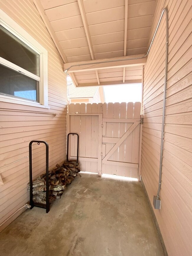 Building Photo - H203-211-P