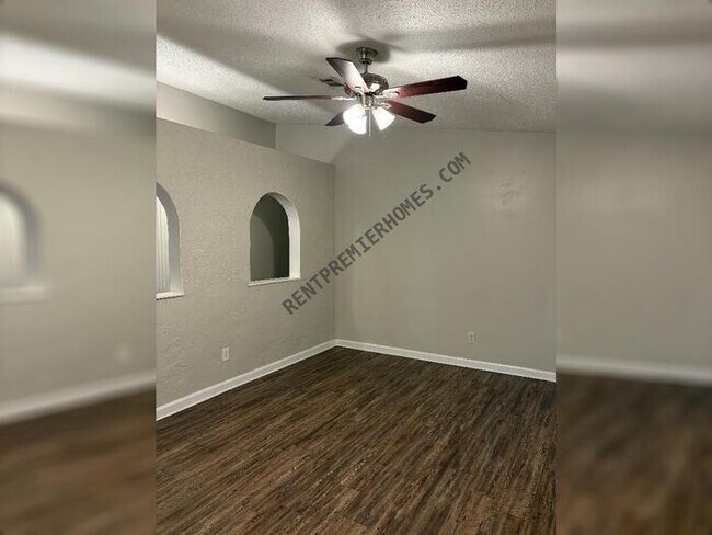 Building Photo - 8403 Woodview Dr E