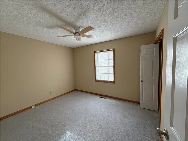 Building Photo - 3 Bedroom 2 Bathroom