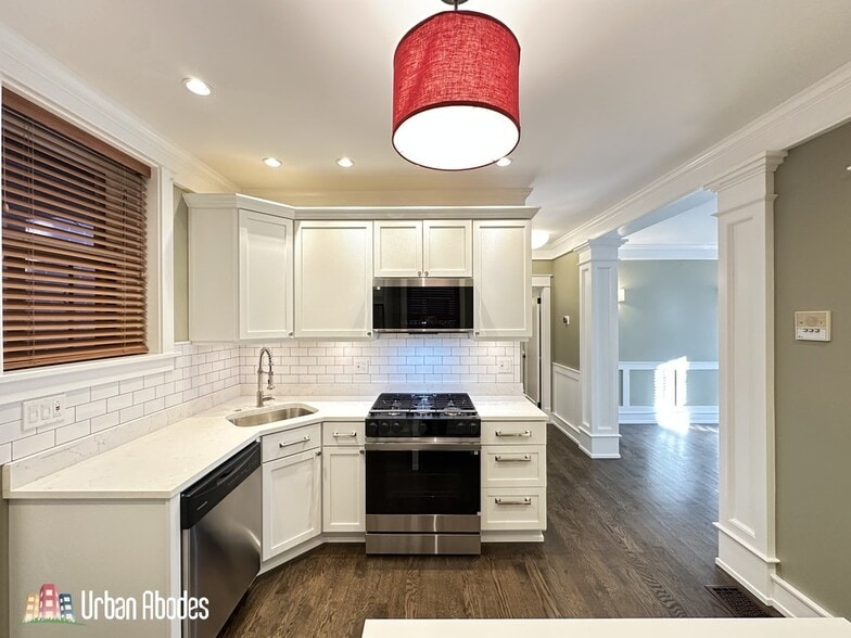 Building Photo - 1406 W Cornelia Ave