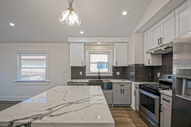 Building Photo - 827 N Lucia Ave