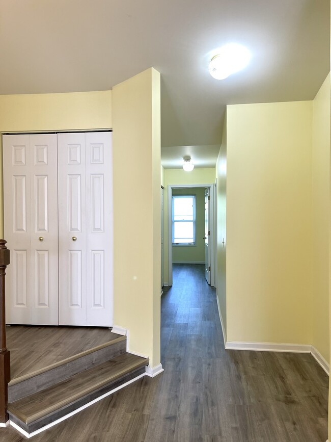 Building Photo - 1266 N Regency Dr