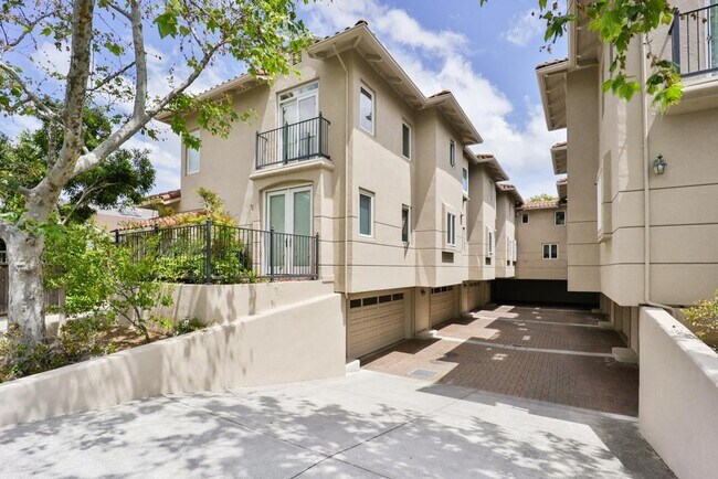 Building Photo - 492 Tyndall St