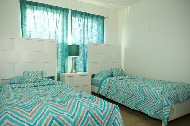 Building Photo - Beautiful Fully Furnished 4-Bedroom Home i...
