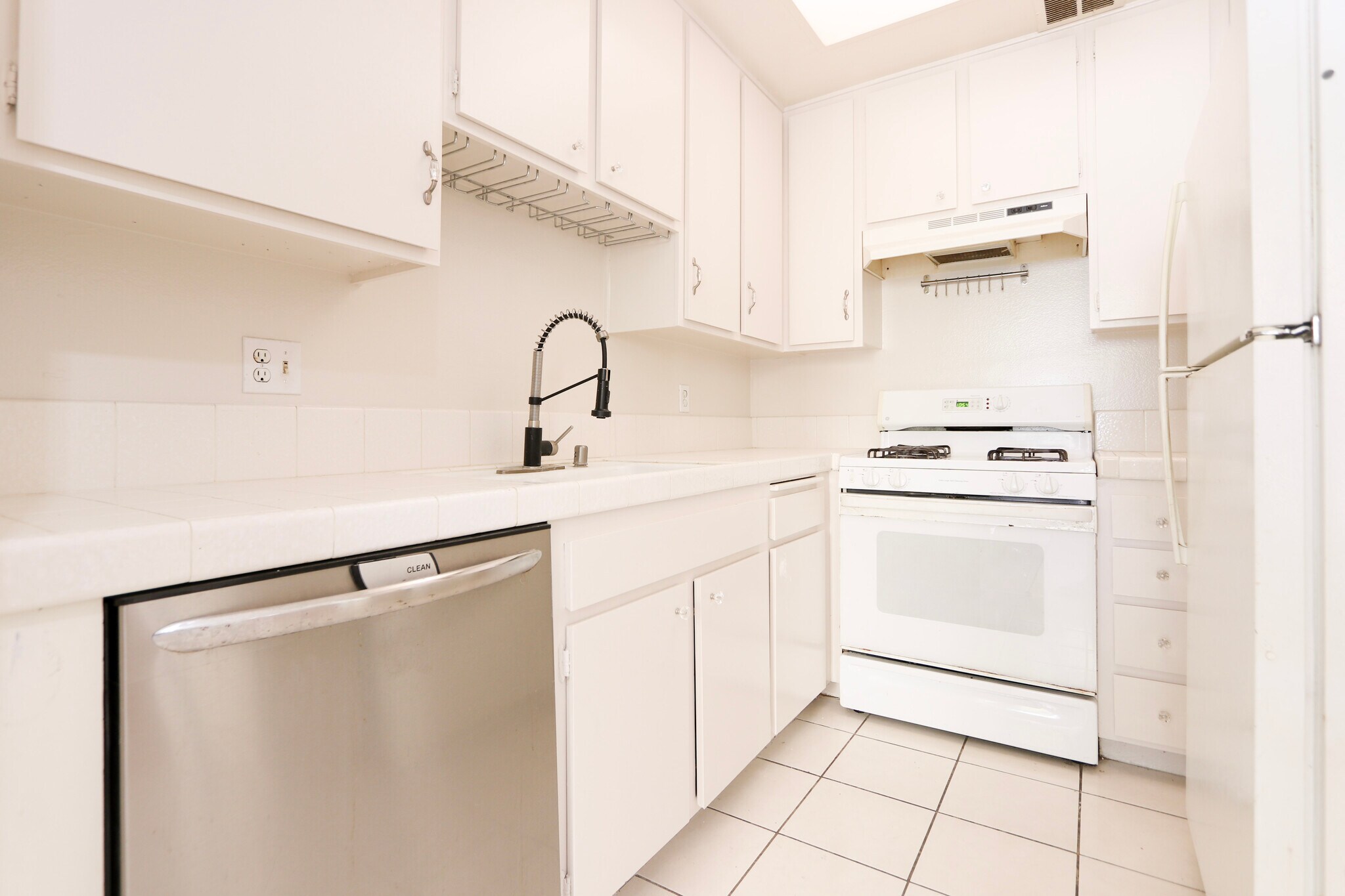 Building Photo - 1328 S Bundy Dr