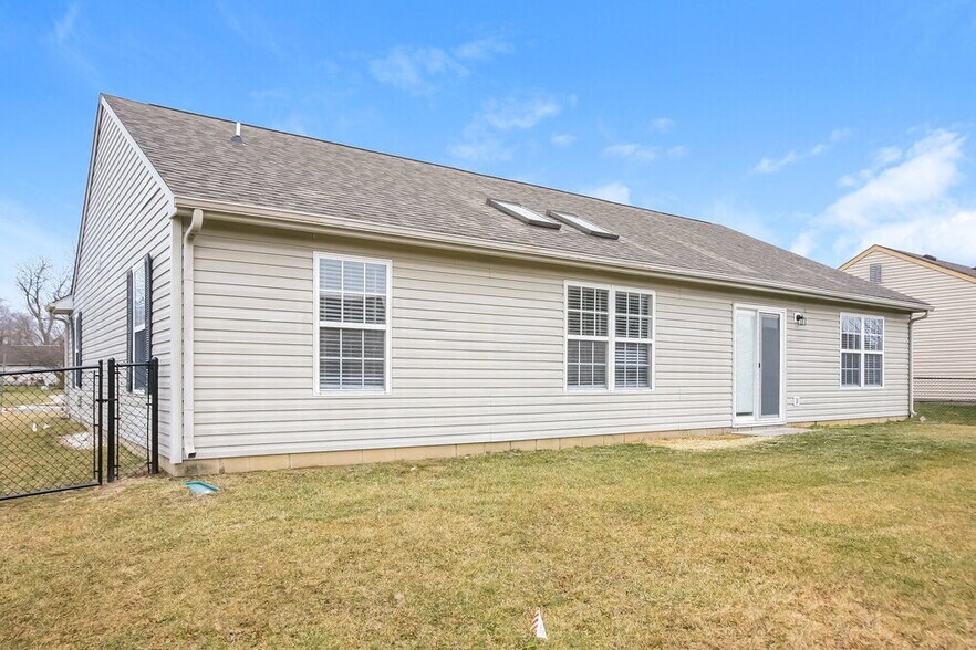 Building Photo - 221 Pennwood Ln