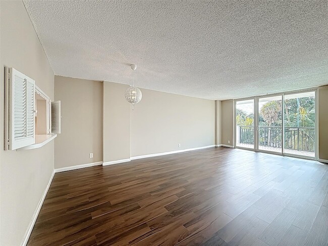 Building Photo - 1147 Hillsboro Mile Unit 506