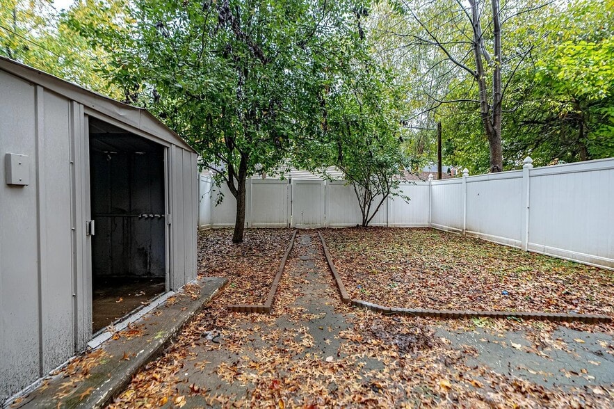 Building Photo - 1031 Dixon Ave