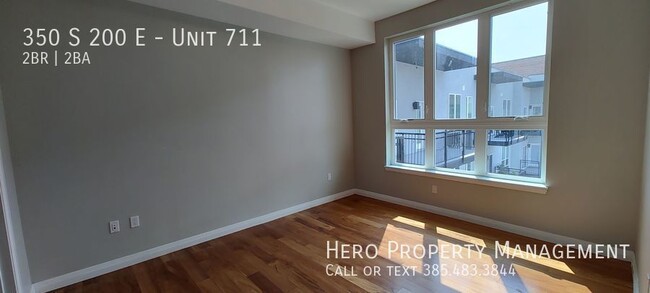 Building Photo - Beautiful Downtown Apartment!