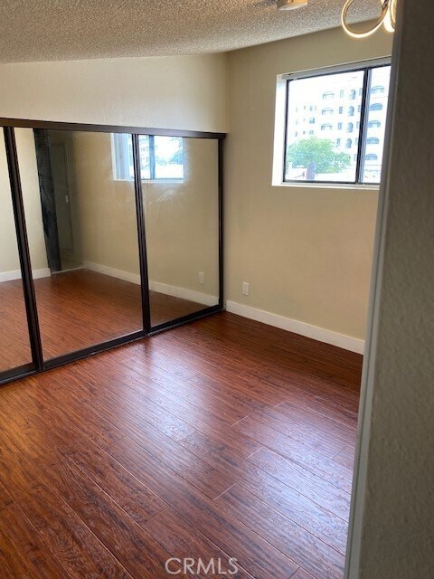 Building Photo - 1943 Vista Del Mar Ave